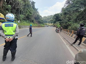 Antisipasi Longsor Batu, Petugas Pasang Terpal di Cadas Pangeran