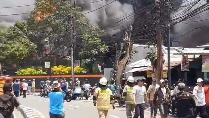 Suasana Kebakaran di Kebayoran Lama Jakbar, Api Berkobar Tinggi