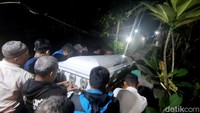 Rombongan jenazah tiba di Bandara Soekarno-Hatta pada kemarin sore dan tiba di Semarang pada sekitar pukul 00.45 WIB. Foto: Angling Adhitya Purbaya/detikJateng