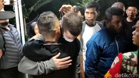 Pantauan di rumah duka, Jalan Pudak Asri II, Banyumanik, Semarang, tampak suami Novita, Robert Brazil ikut mendampingi jenazah istrinya. Dia langsung berpelukan dengan ayah mertuanya saat tiba di rumah duka. Foto: Angling Adhitya Purbaya/detikJateng