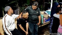 Ayah Novita, Ade Sutisna, tampak berusaha tegar dan sempat menyampaikan terima kasih untuk seluruh pihak yang membantu kepulangan jenazah putrinya. Foto: Angling Adhitya Purbaya/detikJateng