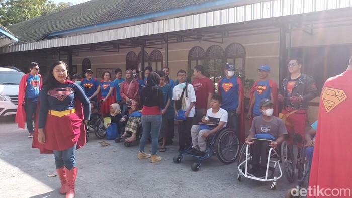 Superman Fans of Indonesia ramaikan CFD Solo, Minggu (30/10/2022).