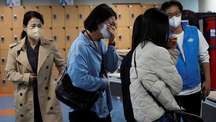 Setidaknya 151 orang meninggal dan 355 orang lainnya hilang dalam tragedi Pesta Halloween di Itaewon. Tragedi itu pun menyisakan kesedihan bagi keluarga korban.