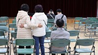 Mereka juga terlihat saling menguatkan satu sama lain. Reuters/Yonhap.