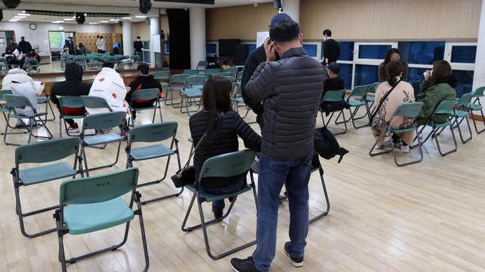 Tangis Keluarga korban Tragedi Pesta Halloween di Itaewon Setidaknya 151 orang meninggal dan 355 orang lainnya hilang dalam tragedi Pesta Halloween di Itaewon. Tragedi itu pun menyisakan kesedihan bagi keluarga korban.