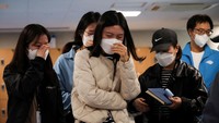 Sambil menangis, para keluarga mendatangi pusat layanan masyarakat di Seoul, Minggu (30/10/2022). Reuters/Kim Hong-Ji.