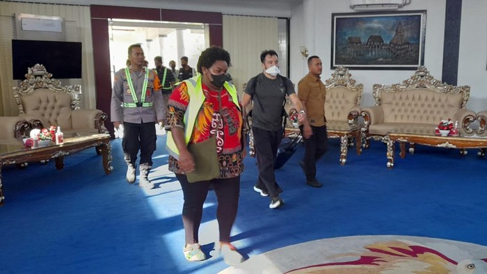 Tim dokter Gubernur Papua Lukas Enembe tiba di Bandara Sentani, Jayapura.