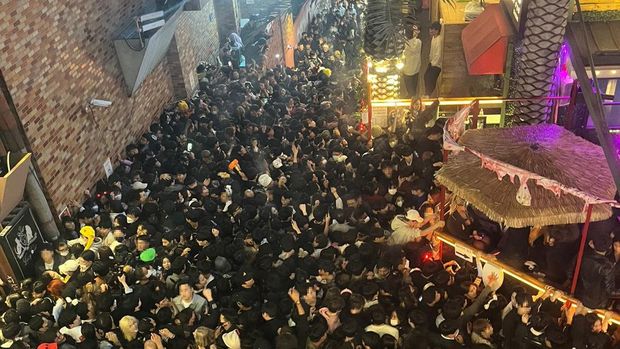 Sebuah jalan di distrik Itaewon digambarkan penuh dengan orang-orang sebelum saling berdesakan selama perayaan Halloween menewaskan dan melukai banyak orang di Seoul, Korea Selatan, dalam gambar ini dirilis oleh Yonhap pada 30 Oktober 2022..