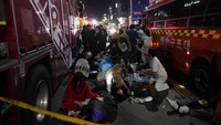 Perayaan Halloween di salah satu pusat kota Korea Selatan, Itaewon, membawa petaka. Setidaknya 149 orang yang berusia 20-an meninggal karena serangan jantung. (AP Photo/Lee Jin-man)