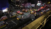 Ambulans dan petugas penyelamat tiba di dekat lokasi kejadian, di Seoul, Korea Selatan. Choi Seong-beom, kepala pemadam kebakaran Yongsan Seoul, mengatakan jumlah korban tewas bisa meningkat, mengatakan bahwa jumlah yang tidak ditentukan di antara yang terluka berada dalam kondisi kritis. (Foto AP/Lee Jin-man)