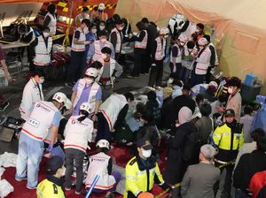 Korban Berjatuhan, Warga Bantu Petugas Medis CPR Massal di Itaewon