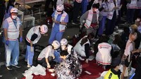 Pekerja darurat dan pejalan kaki dengan putus asa melakukan CPR pada orang-orang yang tergeletak di jalan-jalan setelah tragedi tersebut. (Foto AP/Lee Jin-man)
