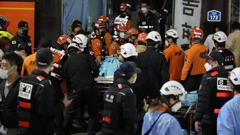 Tim emergency dan pejalan kaki juga terlihat melakukan CPR pada orang-orang yang tergeletak di jalanan. Foto: AP Photo/Lee Jin-man