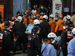 Kondisi Prihatin Tragedi Itaewon, Polisi-Tim Dokter Turun ke Jalan