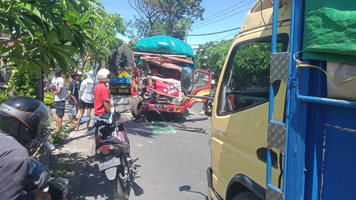 Kecelakaan lalu lintas melibatkan dua truk terjadi di Jalan Raya Seririt - Singaraja, KM 14.500 tepatnya di Banjar Dinas Labuhan Aji, Desa Temukus, Kecamatan Banjar, Kabupaten Buleleng, Bali, Minggu (30/10/2022).