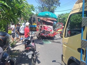 2 Truk Tabrakan di Jalan Seririt-Singaraja, Sopir Patah Tulang