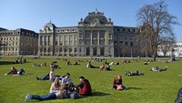 Kemudian ada University of Bern. Yap, kampus tersebut berada di posisi ke-119 dalam peringkat dunia dengan capaian skor indikator sebesar 56,1.  Foto: Getty Images/Rafael_Wiedenmeier