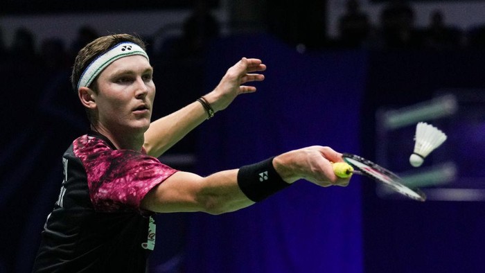 PARIS, FRANCE - OCTOBER 30: Viktor Axelsen of Denmark competes in the Mens Single Final match against Rasmus Gemke of Denmark during day six of the Yonex French Open at Stade Pierre de Coubertin on October 30,2022 in Paris, France. (Photo by Shi Tang/Getty Images)