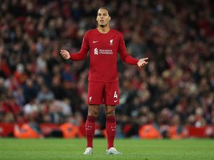 Virgil van Dijk Banjir Meme Usai Kalah di Anfield