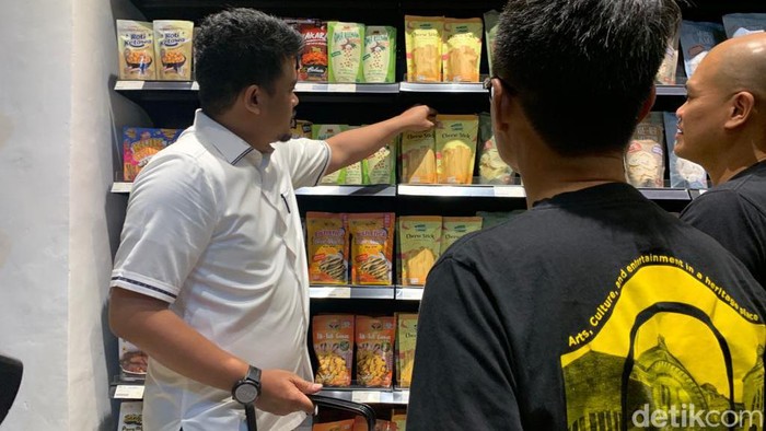 Wali Kota Medan Bobby Nasution saat membeli produk UMKM di Pos Bloc Medan