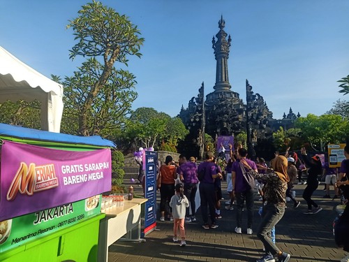 Warga Denpasar tampak antusias mengikuti acara bertajuk Meriah Bareng Mega yang digelar Bank Mega di Lapangan Renon, Denpasar, Bali, Minggu (30/10/2022) pagi.