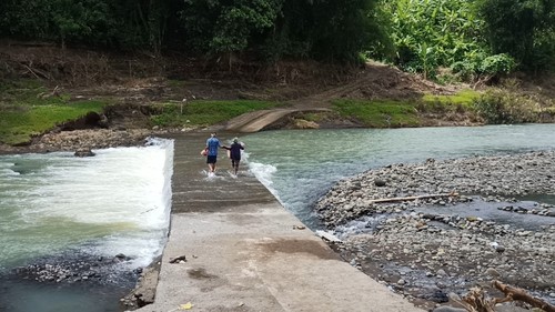 Warga melintasi salah satu jembatan swadaya di atas Tukad Yeh Ho antara Banjar Belumbang Kaja, Kecamatan Kerambitan, dan Desa Mambang, Kecamatan Selemadeg Timur. (chairul amri simabur/detikBali)