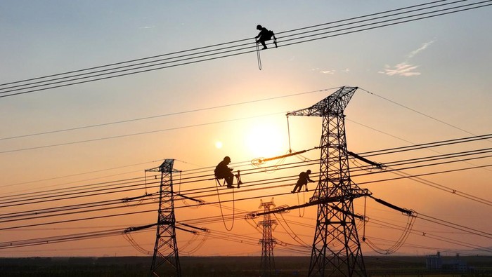 1428382895 LIANYUNGANG, CHINA - SEPTEMBER 28: An electrician carries out maintenance work on electric wires of a 500KV transmission line project on September 28, 2022 in Lianyungang, Jiangsu Province of China. (Photo by Geng Yuhe/VCG via Getty Images)