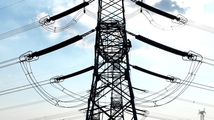 1428382895 LIANYUNGANG, CHINA - SEPTEMBER 28: An electrician carries out maintenance work on electric wires of a 500KV transmission line project on September 28, 2022 in Lianyungang, Jiangsu Province of China. (Photo by Geng Yuhe/VCG via Getty Images)