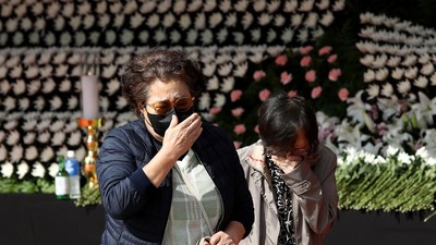 Air Mata, Bunga Krisan, dan Aliran Doa di Altar Duka Itaewon