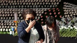 Air Mata, Bunga Krisan, dan Aliran Doa di Altar Duka Itaewon