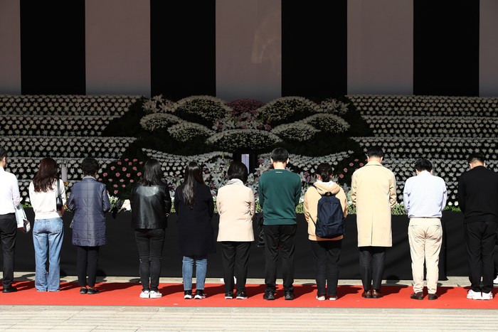 1437809130 SEOUL, SOUTH KOREA - OCTOBER 31: People pay tribute at memorial altar for the victims of the Halloween celebration stampede, in front of City Hall on October 31, 2022 in Seoul, South Korea. One hundred and fifty-one people have been reported killed and at least 150 others were injured in a deadly stampede in Seoul's Itaewon district, after huge crowds of people gathered for Halloween parties, according to fire authorities. (Photo by Chung Sung-Jun/Getty Images)