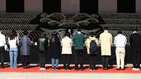 Altar duka dibuka di seluruh penjuru Korea Selatan untuk memudahkan masyarakat yang ingin memberikan penghormatan kepada para korban tragedi Itaewon. Foto: Getty Images/Chung Sung-Jun