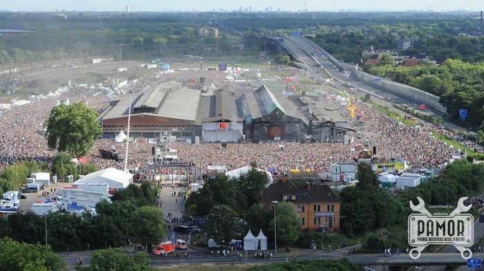 5 Tragedi Kerumunan Paling Mematikan di Dunia, Kanjuruhan-Itaewon Pengunjung festival musik Love Parade berkerumun di lokasi festival di Duisburg, Jerman Barat, Sabtu (24/7/2010). (Achim Scheidemann/DPA/AFP/Getty Images