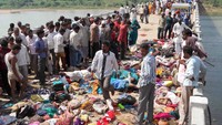 Sebuah jembatan penghubung ke sebuah kuil di Madhya Pradesh, India, pada tahun 2013 dikabarkan akan roboh. Tak disangka warga yang panik saat coba saling menyelamatkan diri malah menyebabkan sebuah tragedi maut hingga menewaskan 89 orang. (Strdel/AFP/Getty Images)  