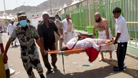 Tragedi ibadah haji paling mematikan dalam sejarah ini terjadi ketika jutaan jamaah haji berjalan berarak menuju jembatan Jamarat di Mina untuk melempar jumrah sebagai rangkaian dari ibadah haji. (STR/AFP/Getty Images)  