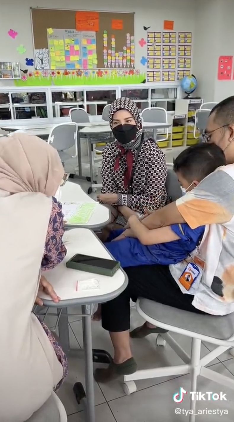 Ada Menu Steak di Kantin Anak Tya Ariestya, Netizen: Nggak Ada Cimol Ya?