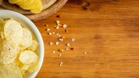 Sepele tapi penting, hindari menyimpan camilan atau junk food di atas meja dapur. Hal ini bakal membuat kebiasaan ngemil tak sehat lebih mungkin terjadi. Lebih baik simpan camilan di tempat yang sulit dijangkau dan tak terlihat langsung oleh mata.