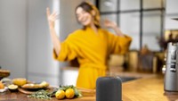 Barang lain yang sebaiknya tak disimpan di atas meja dapur adalah alat elektronik. Mulai dari handphone, laptop, asisten virtual, hingga speaker sebaiknya tak disimpan di area yang bersinggungan dengan panas hingga air ini.