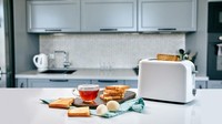 Alat dapur yang jarang dipakai sebaiknya tidak ditaruh di atas meja dapur. Selain bikin tampilan penuh, barang-barang ini bakal membuat kamu sulit beraktivitas. Taruh blender, mixer, atau toaster, misalnya, di lemari dapur.