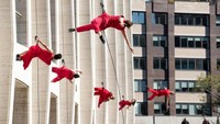 Bandaloop melakukan tarian Aerial Dance yang di mana penari bandaloop seperti berdansa di atas kaca yang besar sembari menyentuh angkasa.