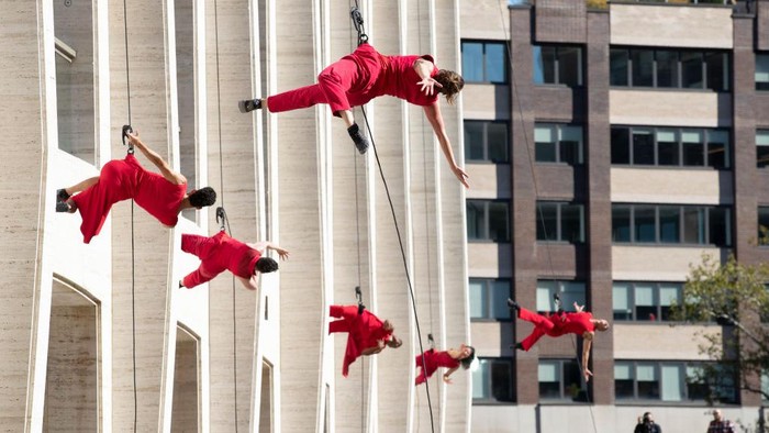 Bandaloop melakukan tarian Aerial Dance yang di mana penari bandaloop seperti berdansa diatas kaca yang besar sembari menyentuh angkasa.