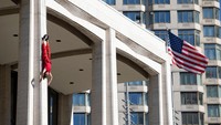Penari bandaloop melakukan aksi tarinya di pinggir gedung David Geffen Hall di Lincoln Center, New York, Sabtu (29/10/2022). Bandaloop didirikan pada tahun 1991 oleh Amelia Rudolph.