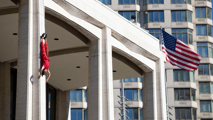 Aksi Penari Bandaloop Menari-nari di Pinggir Gedung Penari bandaloop melakukan aksi tarinya di pinggir gedung David Geffen Hall di Lincoln Center, New York, Sabtu (29/10/2022). Bandaloop didirikan pada tahun 1991 oleh Amelia Rudolph.