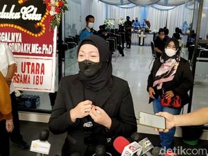 Angelina Sondakh Masih Kalut Ayah Meninggal Dunia