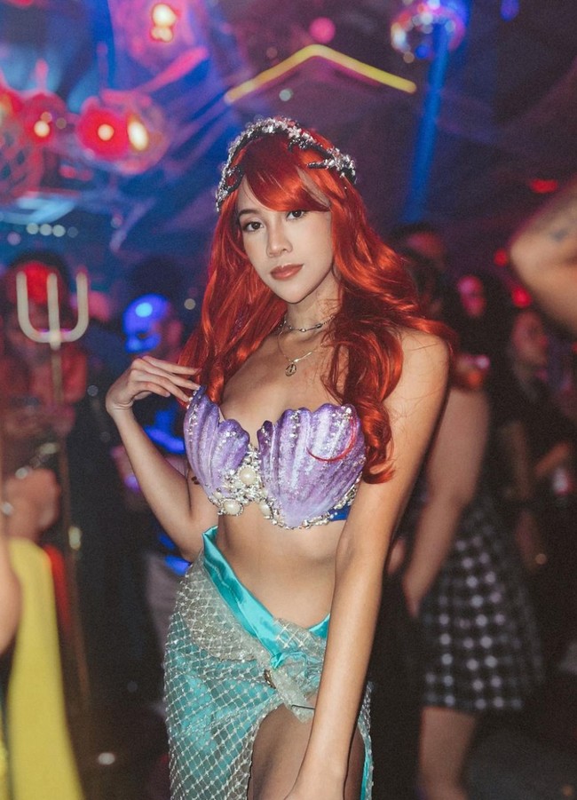 Tak hanya jadi Mystique, tahun ini Anya Geraldine juga merayakan Halloween dengan berdandan ala Mermaid. Tampil seksi mengenakan bra berbentuk cangkang kerang berwarna ungu uyang dipadukan dengan rok berbelahan tinggi warna hijau, penampilan Anya terlihat menawan. Foto: Instagram/@anyageraldine