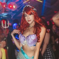 Tak hanya jadi Mystique, tahun ini Anya Geraldine juga merayakan Halloween dengan berdandan ala Mermaid. Tampil seksi mengenakan bra berbentuk cangkang kerang berwarna ungu uyang dipadukan dengan rok berbelahan tinggi warna hijau, penampilan Anya terlihat menawan. Foto: Instagram/@anyageraldine