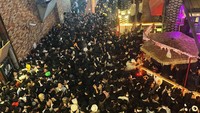 Belum lama ini tragedi akibat kerumunan terjadi saat pesta Halloween di Itaewon, Korea Selatan, Sabtu (29/10/2022). diperkirakan sekitar 100 ribu orang berkerumun di jalan sempit sehingga terjadi desak-desakan tak beraturan dan saling bertabrakan. (Reuters/Yonhap)