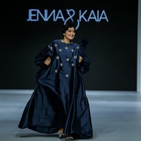 Pada hari yang sama, tampil pula Titi Kamal dengan gaun midnight blue bersiluet kaftan dari label Jenna & Kaia. (Foto: Dachri Megantara/Jakarta Fashion Week)