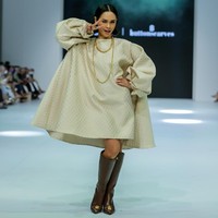 Inilah penampilan Andien saat memeragakan mini dress bersiluet A dari Buttonscarves di panggung JFW, Jumat (28/10/2022). Gayanya dilengkapi dengan sepasang boots tinggi yang stylish. (Foto: Dachri Megantara/Jakarta Fashion Week)