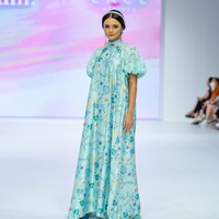 Berikutnya Amanda Rawles yang menebar pesonanya dengan terusan bergaya victorian keluaran Kami. (Foto: Dachri Megantara/Jakarta Fashion Week)